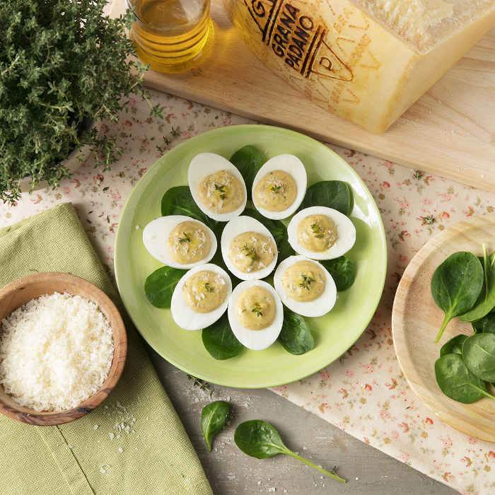 Uova sode ripiene di mousse di Grana Padano ed erbe aromatiche 
