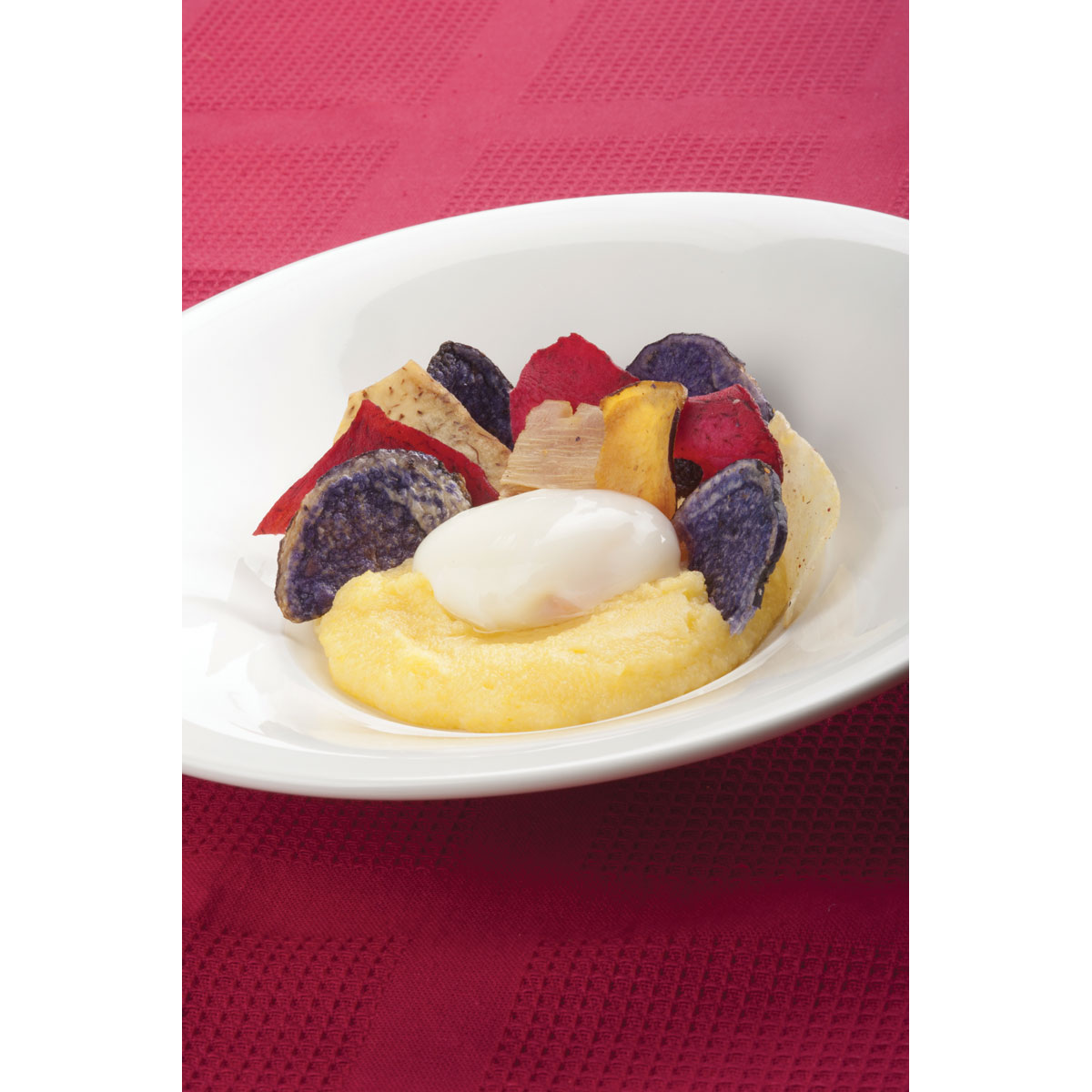 Uovo in camicia, polenta morbida al Grana Padano e verdure croccanti