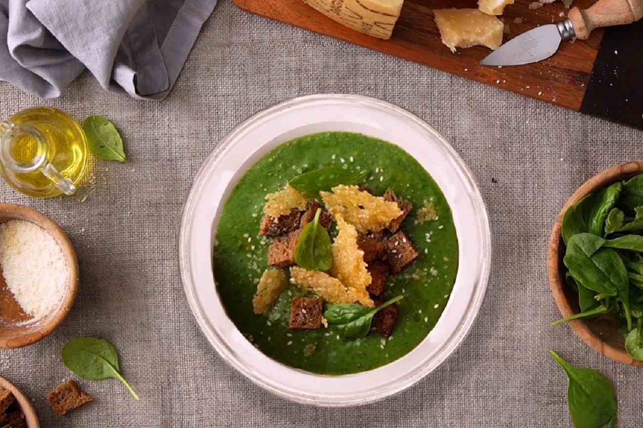 Spinat-Kartoffelcremesuppe mit Grana Padano-Krokant