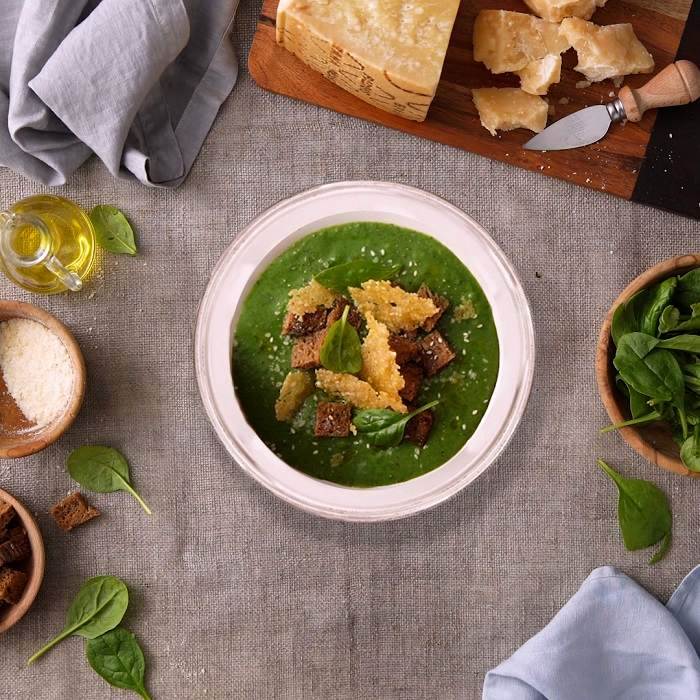 Vellutata di spinaci, patate e cialde di Grana Padano