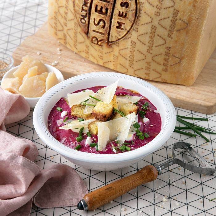 Vellutata fredda di barbabietola, zenzero, yogurt, crostini, sesamo e scaglie di Grana Padano Riserva