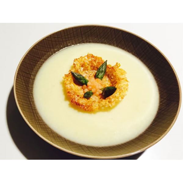 Vellutata di porri con cialda di Grana Padano e paprika, caviale di pomodori e asparagi
