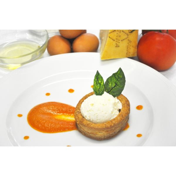 Gelato al Grana Padano in cialda di pasta sfoglia e salsa pomodoro e basilico