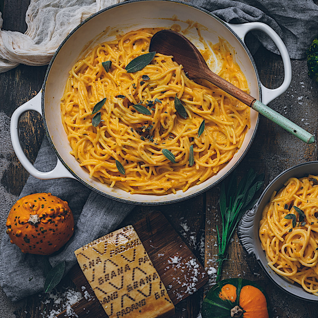 Espaguetis cremosos con calabaza y salvia