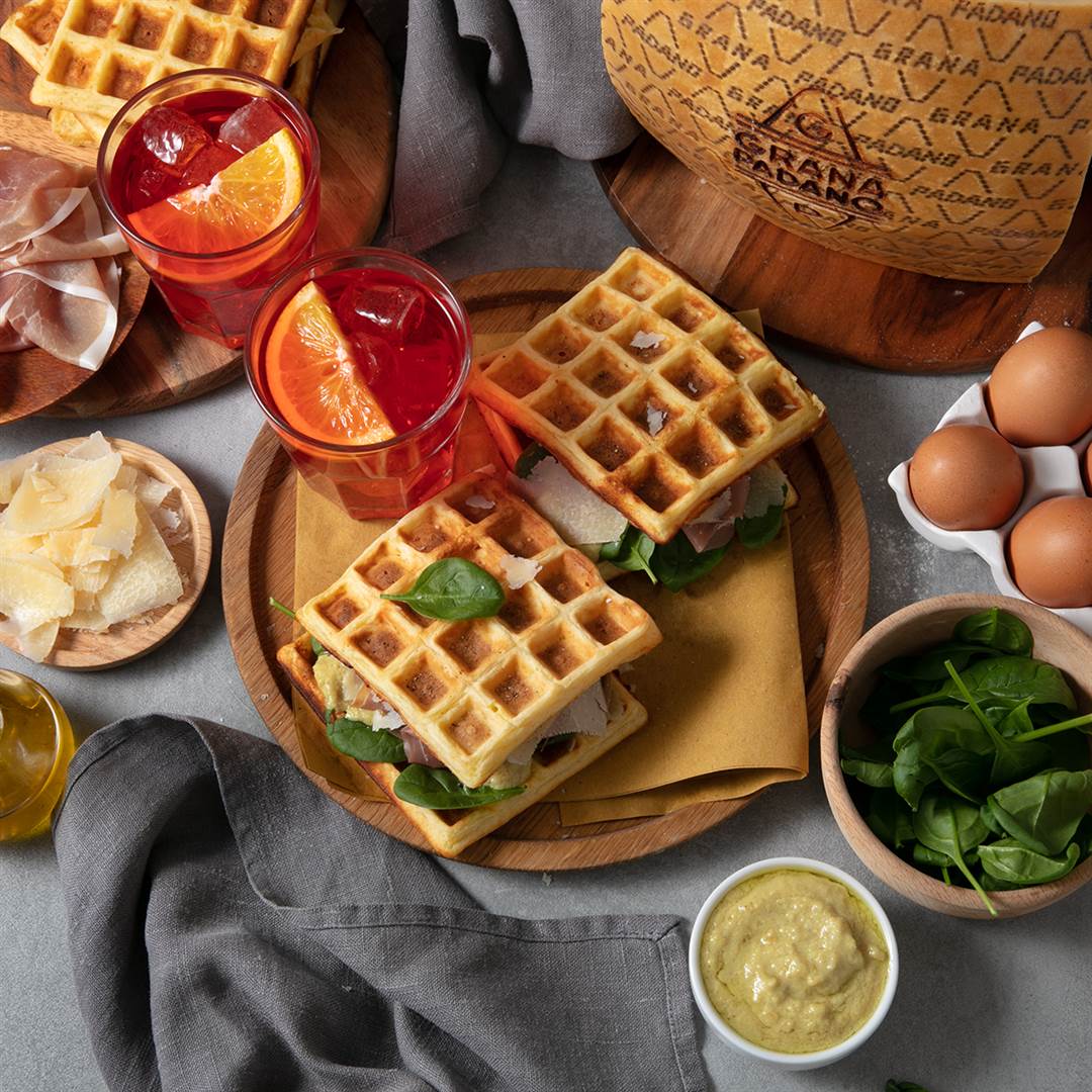 Herzhafte Waffeln mit Grana Padano, Artischockencreme, Rohschinken und Spinat + Cocktail Milano-Torino  (MITO)