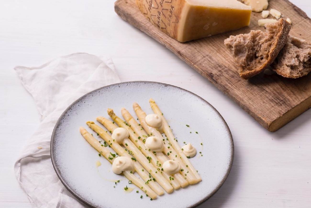 White asparagus with Grana Padano aioli