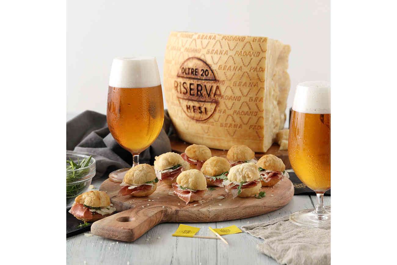 Zeppole salate di pasta cresciuta con prosciutto, rucola e scaglie di Grana Padano Riserva 
