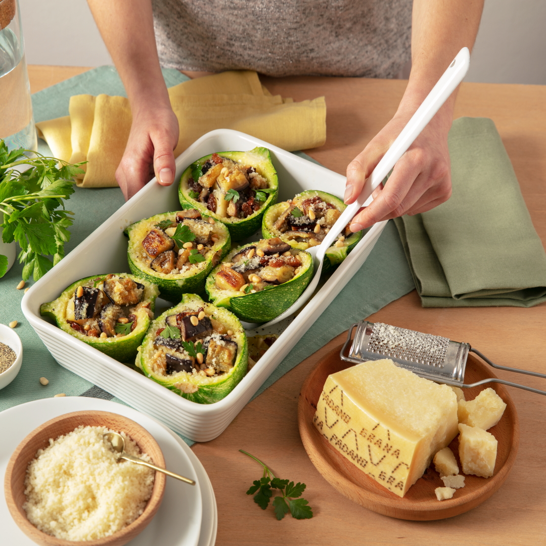 Runde Zucchini gefüllt mit einer leichten „Caponata“, Pinienkernen und Grana Padano 
