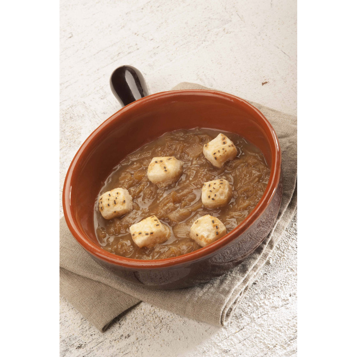 Zuppa di cipolle caramellate con croste soffiate di Grana Padano