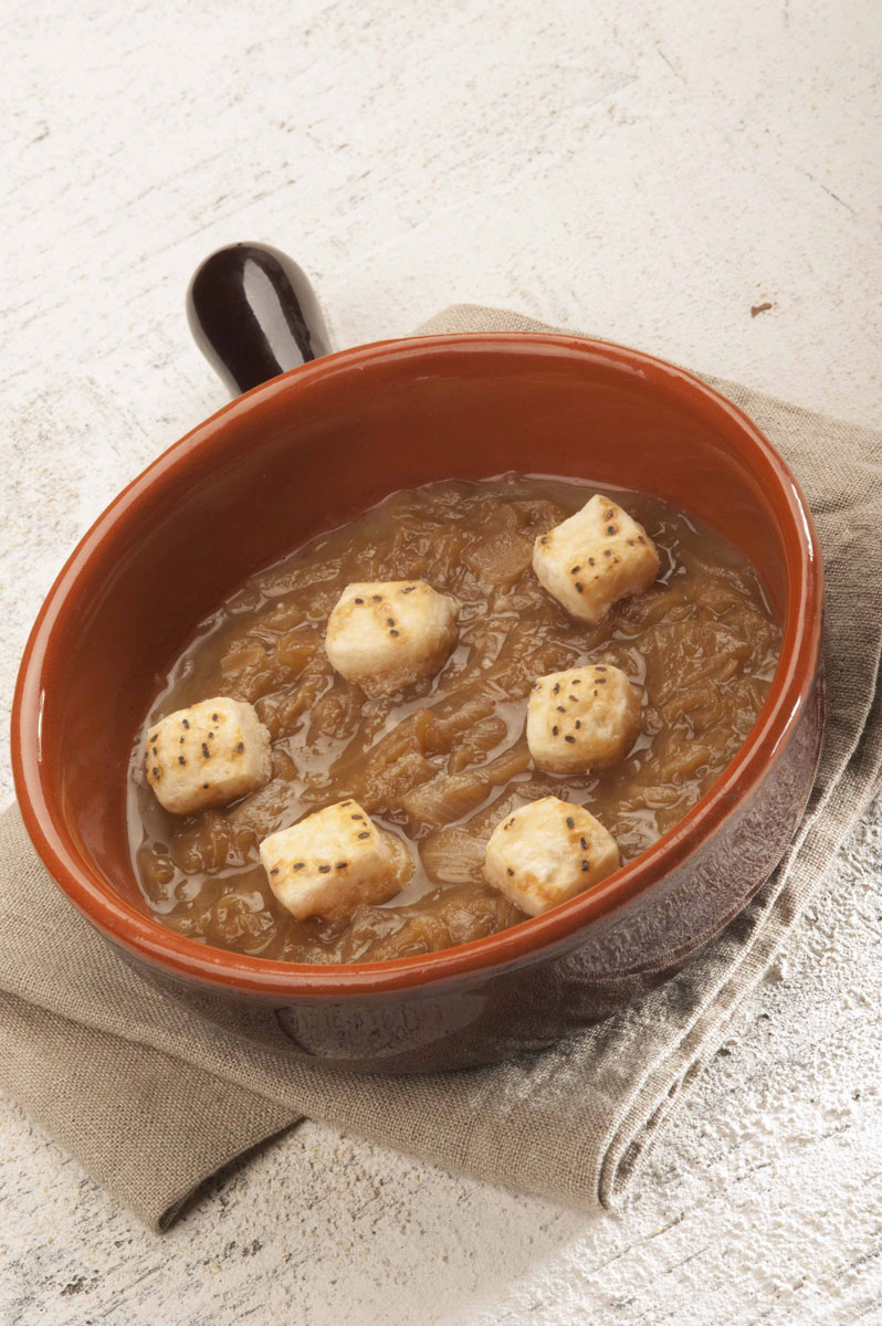 Zuppa di cipolle caramellate con croste soffiate di Grana Padano