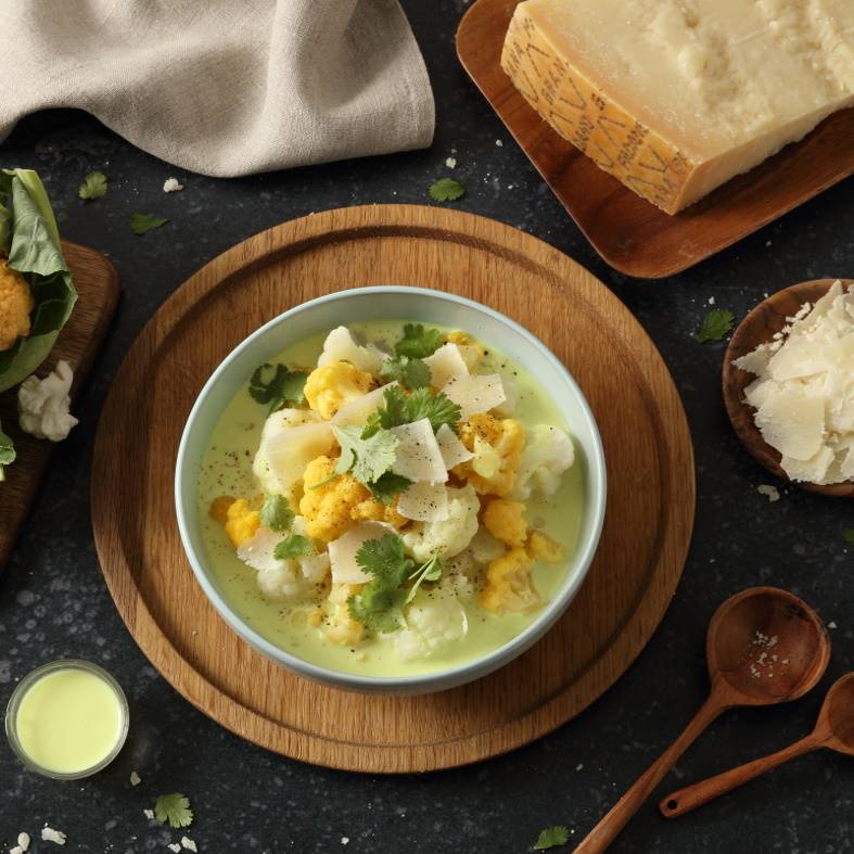 Soupe de chou-fleur et pois chiches au curry avec lait de coco, Grana Padano et coriandre