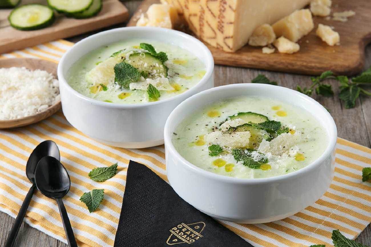 Kalte Suppe aus Gurken, Kartoffeln, Joghurt und Grana Padano DOP, Erste ...