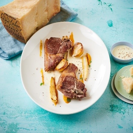Côtelettes d’agneau grillées, pommes grenailles sautées, purée de carottes, sauce Grana Padano et camomille 