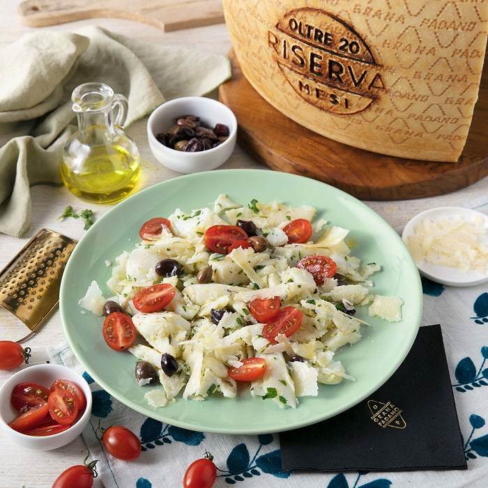 Insalata di baccalà con pomodorini, olive taggiasche, prezzemolo e Grana Padano Riserva