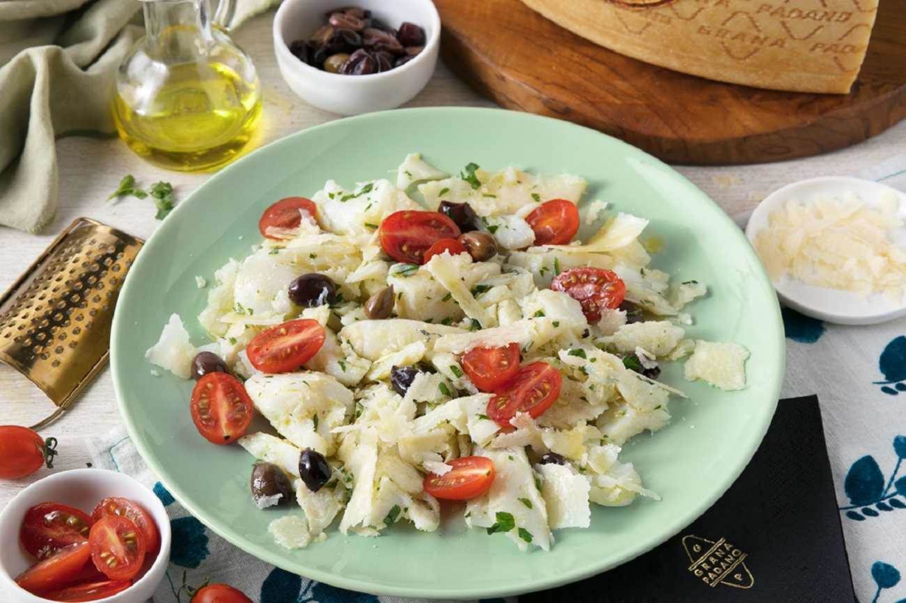 Salat mit Stockfisch, Cocktailtomaten, Taggiasche-Oliven, Petersilie und Grana Padano Riserva