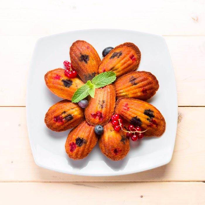 Madeleines au raisin, groseilles et myrtilles Grana Padano Riserva