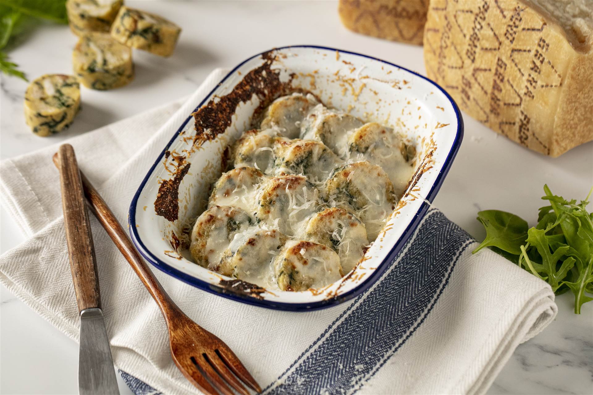 Gnocchi con Grana Padano, pan y espinacas
