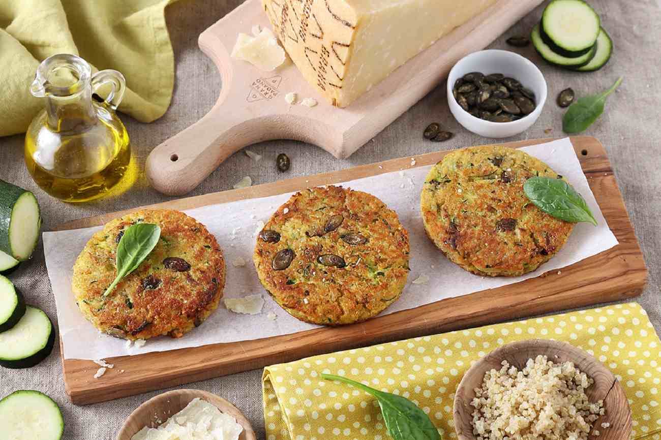 Veggie-Burger mit Quinoa, Zucchini, Grana Padano DOP (g. U.) und Kürbiskernen