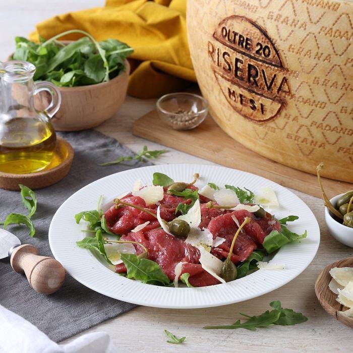 Rindfleisch-Carpaccio mit Kapern, Rucola und Grana Padano DOP (g.U) „Riserva