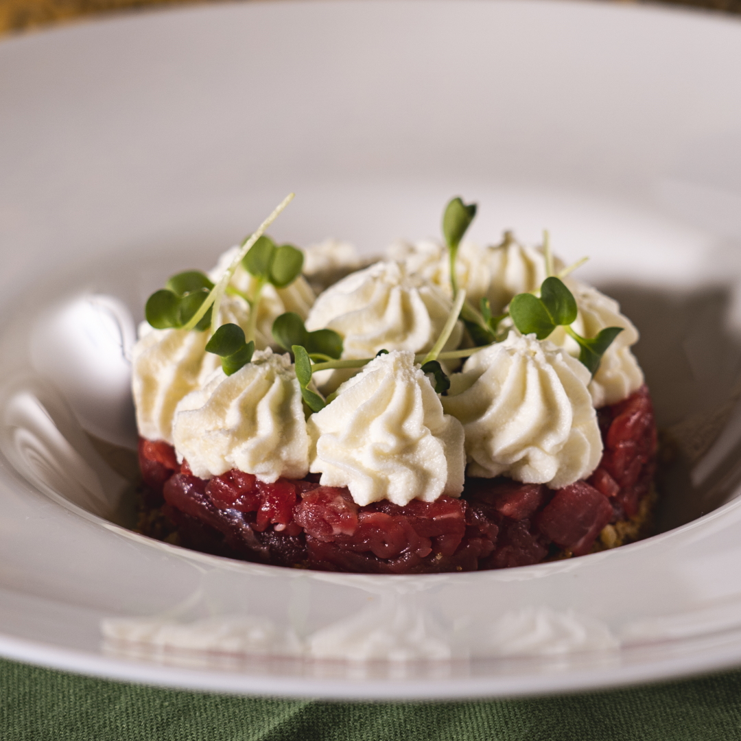 Cheesecake di fassona, mousse al Grana Padano DOP, limone e grissini piemontesi