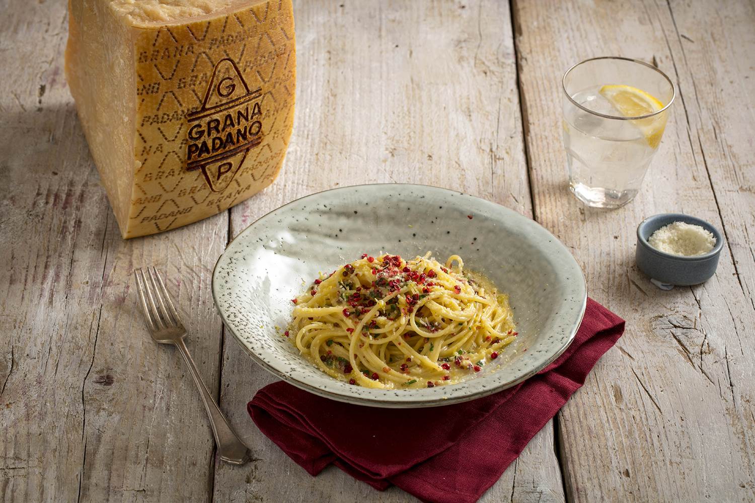 Spaghetti mit Grana Padano, pinken Pfefferkörnern und Amalfi-Zitrone