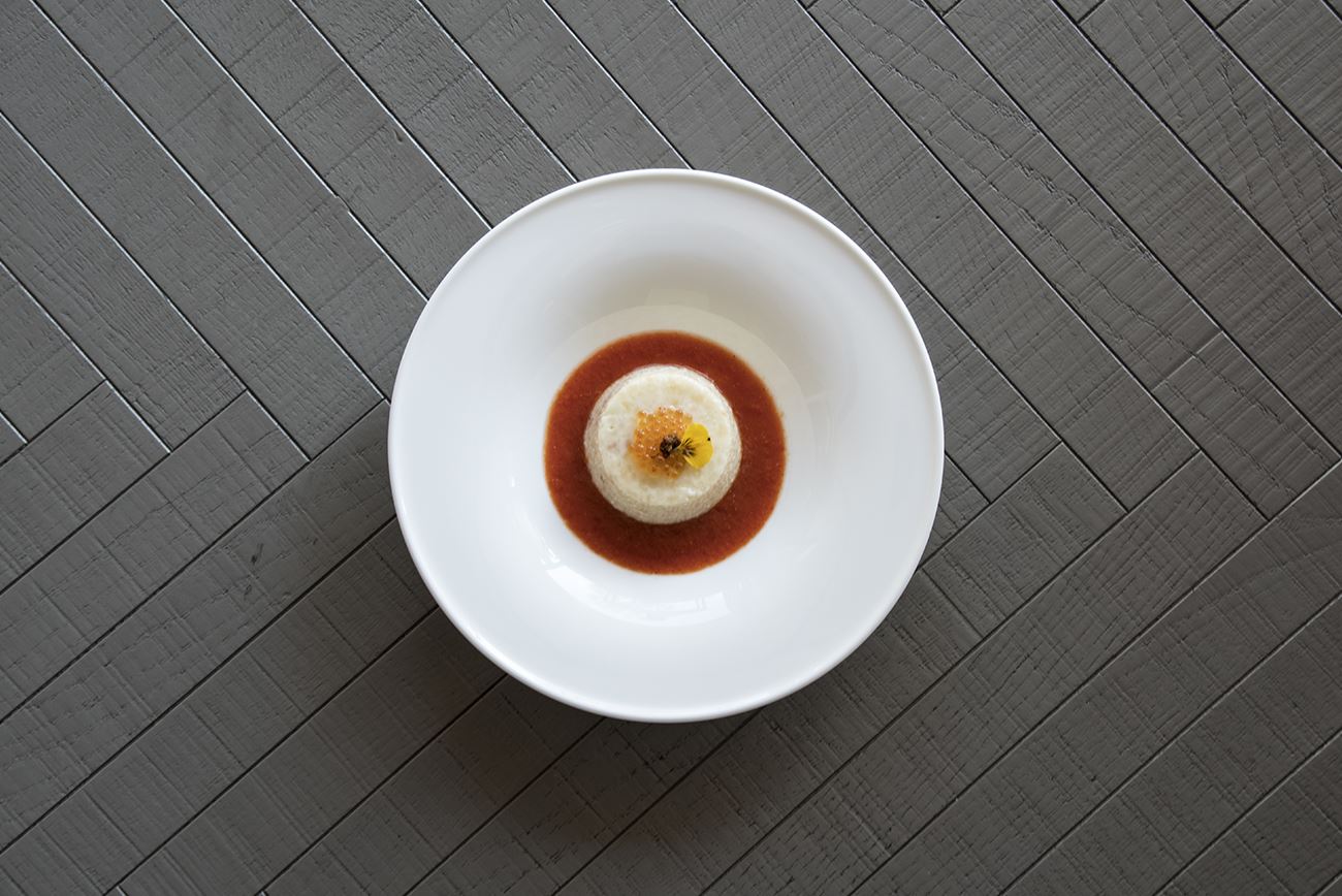 Salsa di pomodoro, caviale arancione, zucchero moscovado e fregola