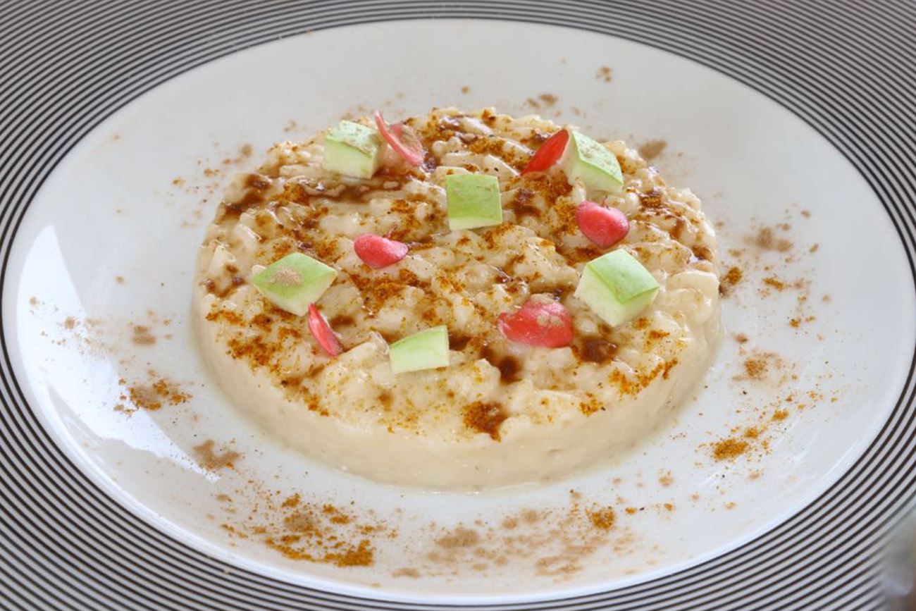 Risotto affumicato cotto nell’acqua di grana padano, curry, polvere di aceto balsamico, mela verde