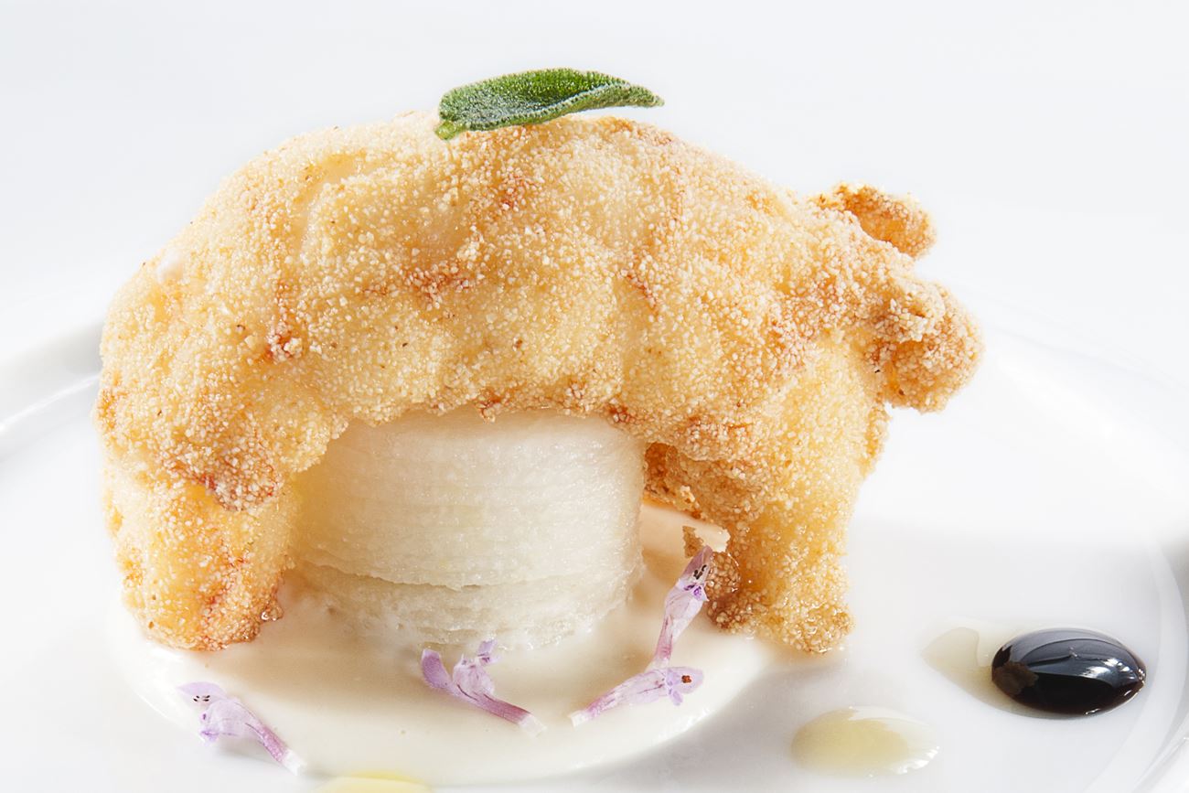 Scampo fritto nel semolino con pere alla salvia e crema di taleggio