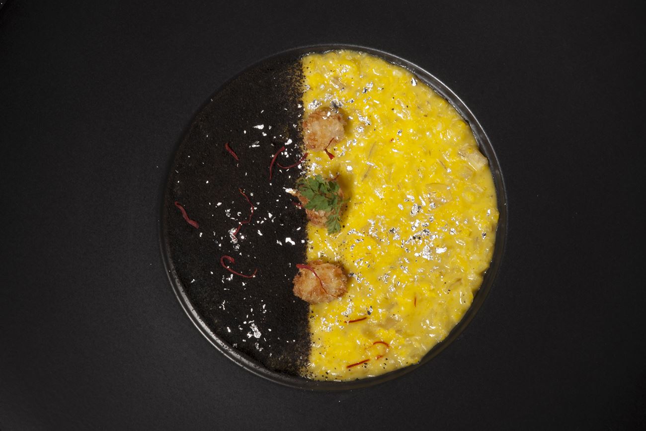 Risotto giallo alla Milanese con pistilli di zafferano e polvere di liquirizia