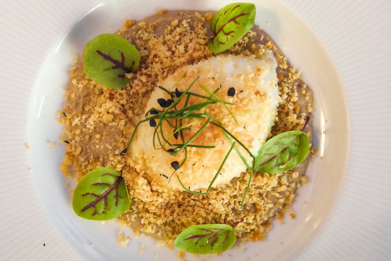 Uovo 62° con crema ai funghi porcini e briciole di grissini al Grana Padano Riserva e salvia