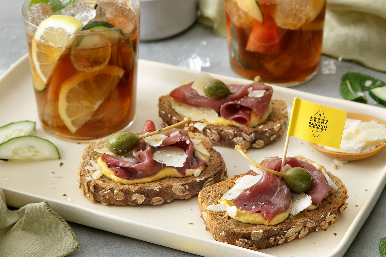 Pimm's clásicos, croutons con Grana Padano Riserva,  carne, alcaparras y mostaza