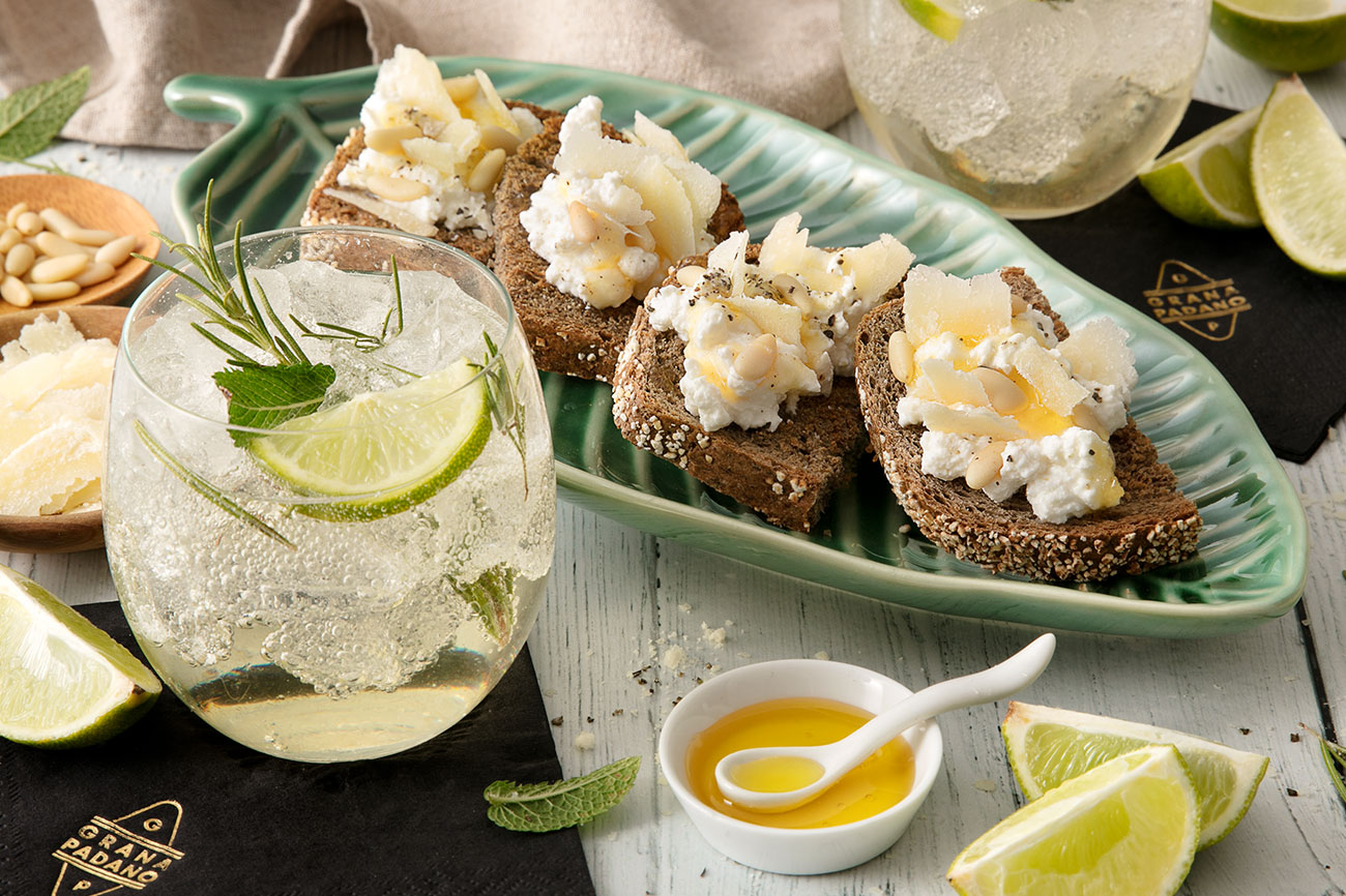 Ginger Mule frizzante und Ricotta-Canapés mit Minze, Pinienkernen, Honig und Grana Padano
