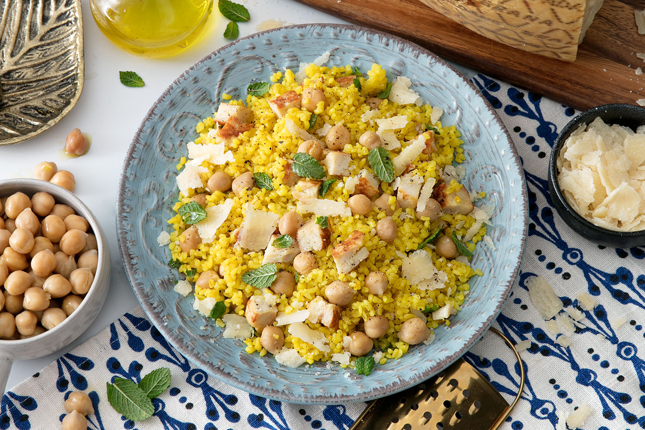 Tabouleh aus Bulgur mit Hähnchen, Kichererbsen, Minze und Grana Padano ...