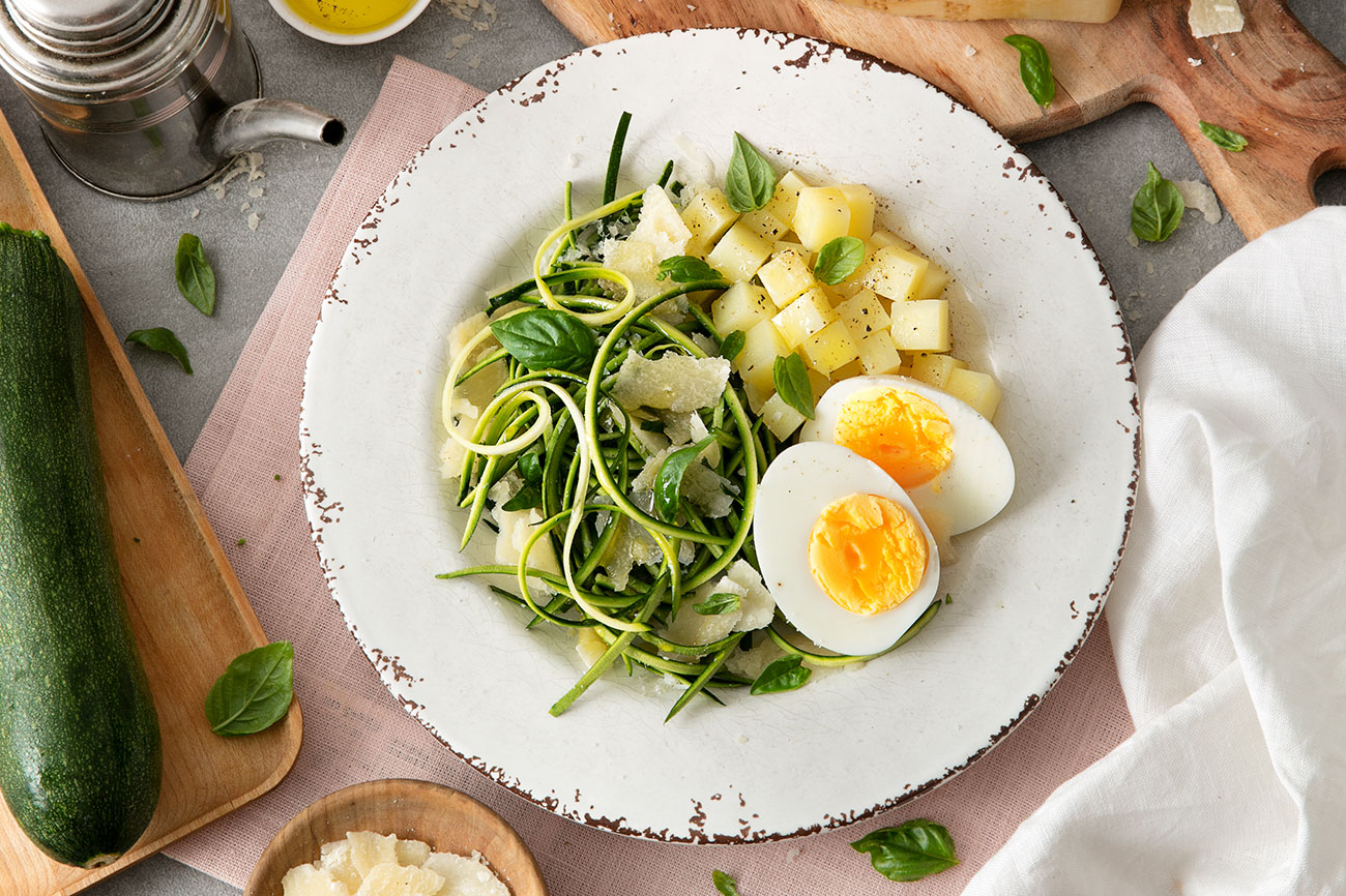 Marinierte Zucchini mit gekochten Eiern und Grana Padano
