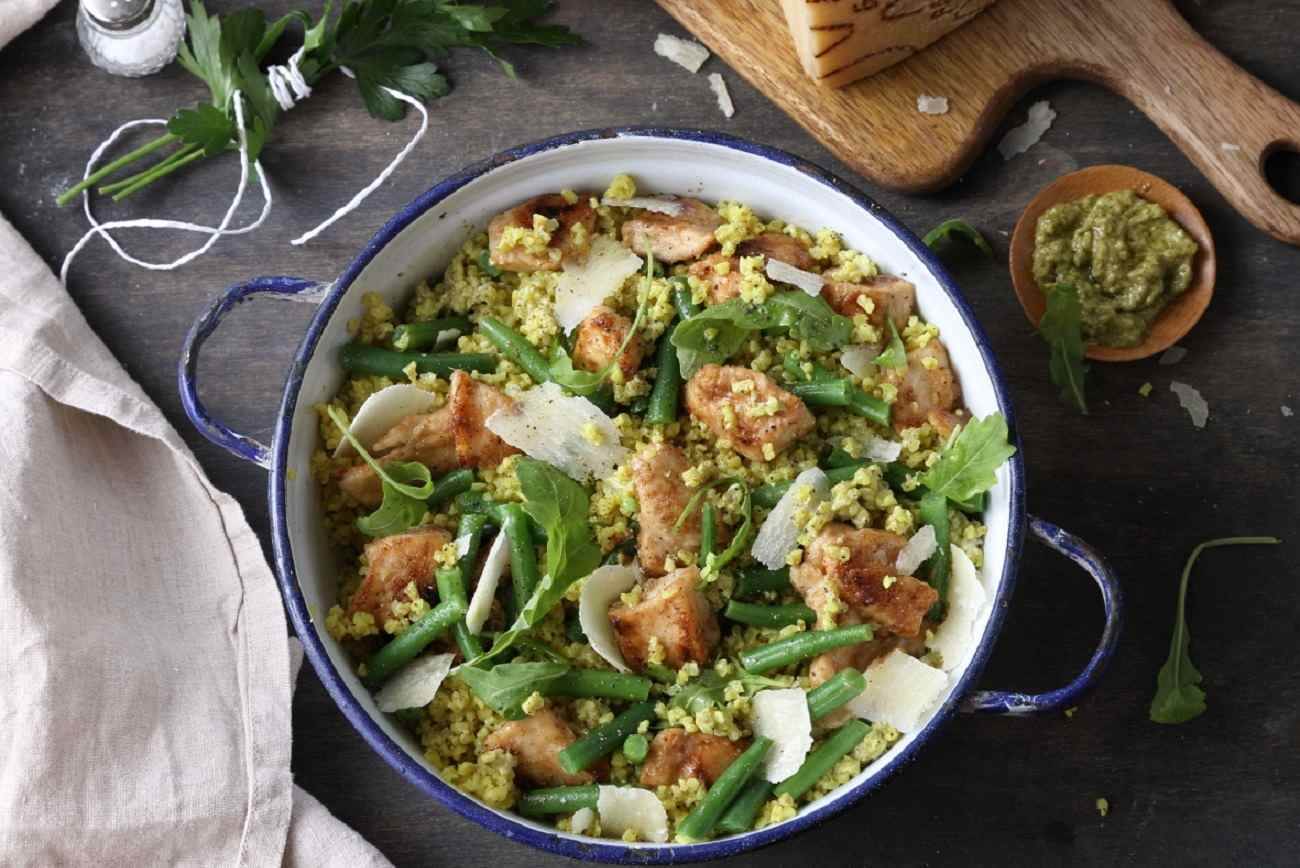 Couscous mit Rucola-Petersilien-Pesto, Hähnchen, grünen Bohnen und ...