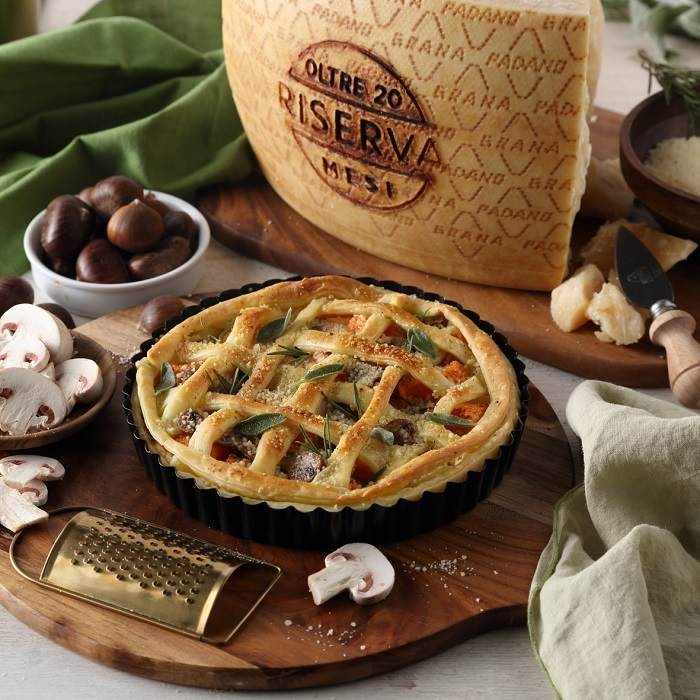 Herzhafte Tarte mit Pilzen, Esskastanien, Kürbis und Grana Padano „Riserva”