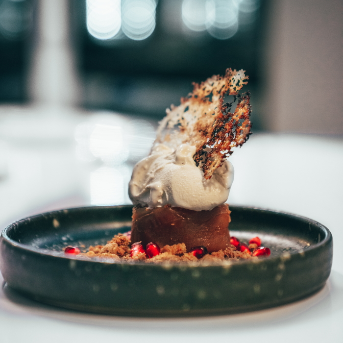 Tarte Tatin mit Keks-Crumble, Tonkabohneneis, Granatapfelkernen und Grana Padano Karamell