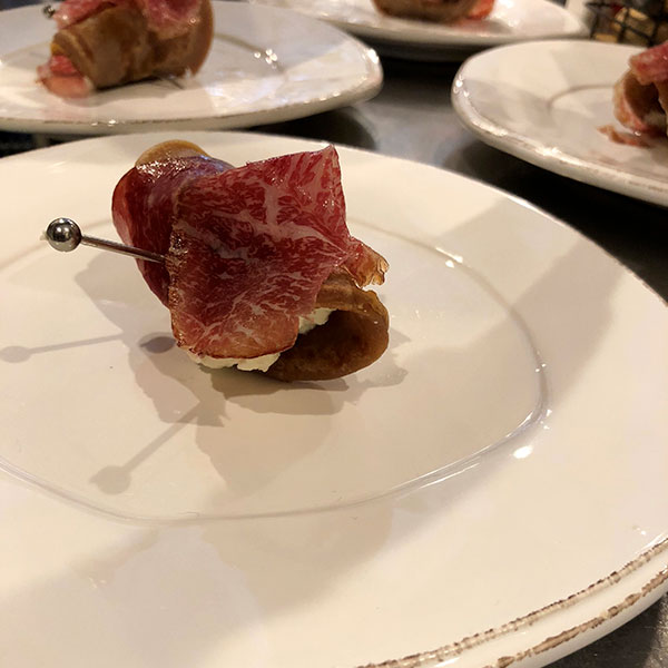 Necci toscani salati alla piastra con Grana Padano e bresaola di Wagyu