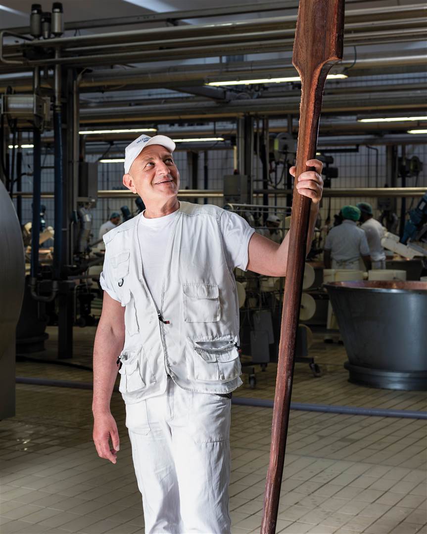 A technician with the “pala” (wooden shovel) for extracting the wheels