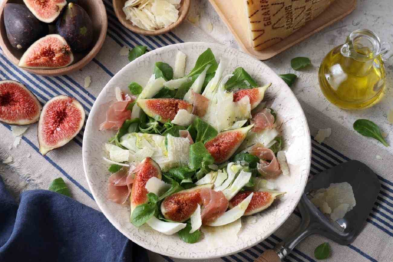 Ensalada de higos, lechuga de cordero, prosciutto y Grana Padano 