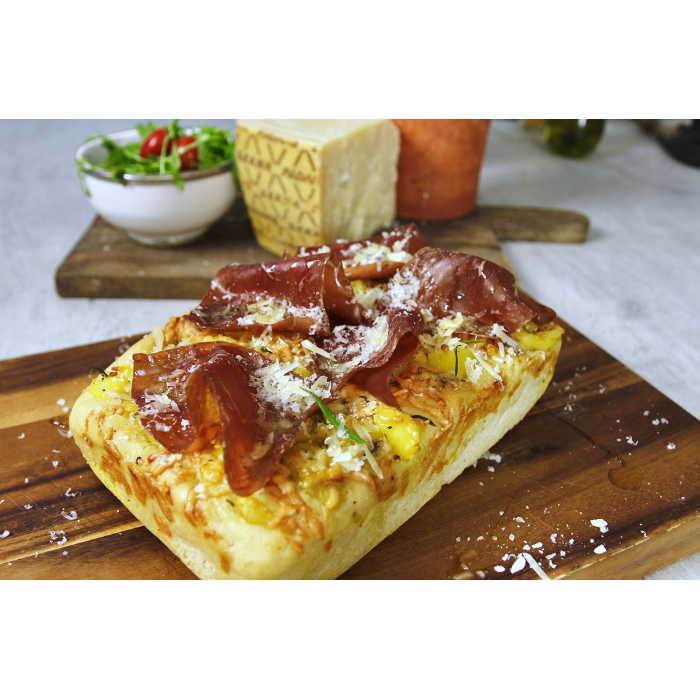 Focaccia mit Kartoffeln, Grana Padano und Bresaola