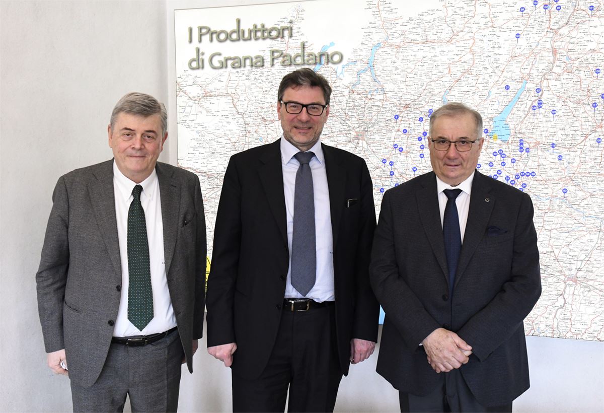 da sinistra: il Direttore Stefano Berni, il Ministro Giancarlo Giorgetti,&lt;br&gt; il Presidente Renato Zaghini
