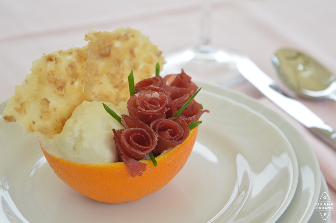 Gelato di Grana Padano all'arancia con bouquet di roselline di bresaola, erba cipollina e cialde di Grana Padano e noci