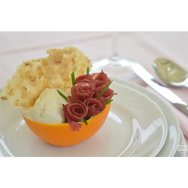Gelato di Grana Padano all'arancia con bouquet di roselline di bresaola, erba cipollina e cialde di Grana Padano e noci
