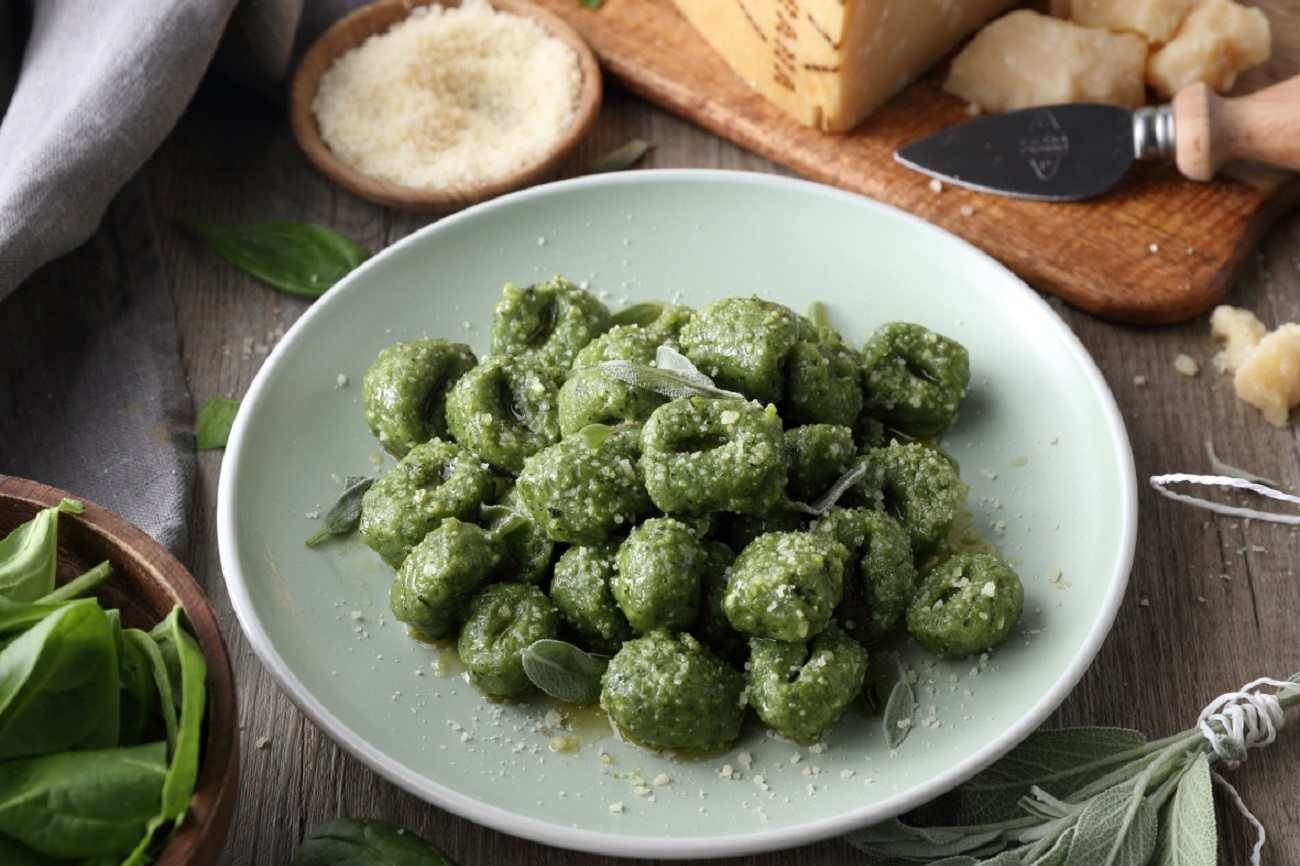 Spinat-Gnocchi mit Grana Padano, Butter und Salbei