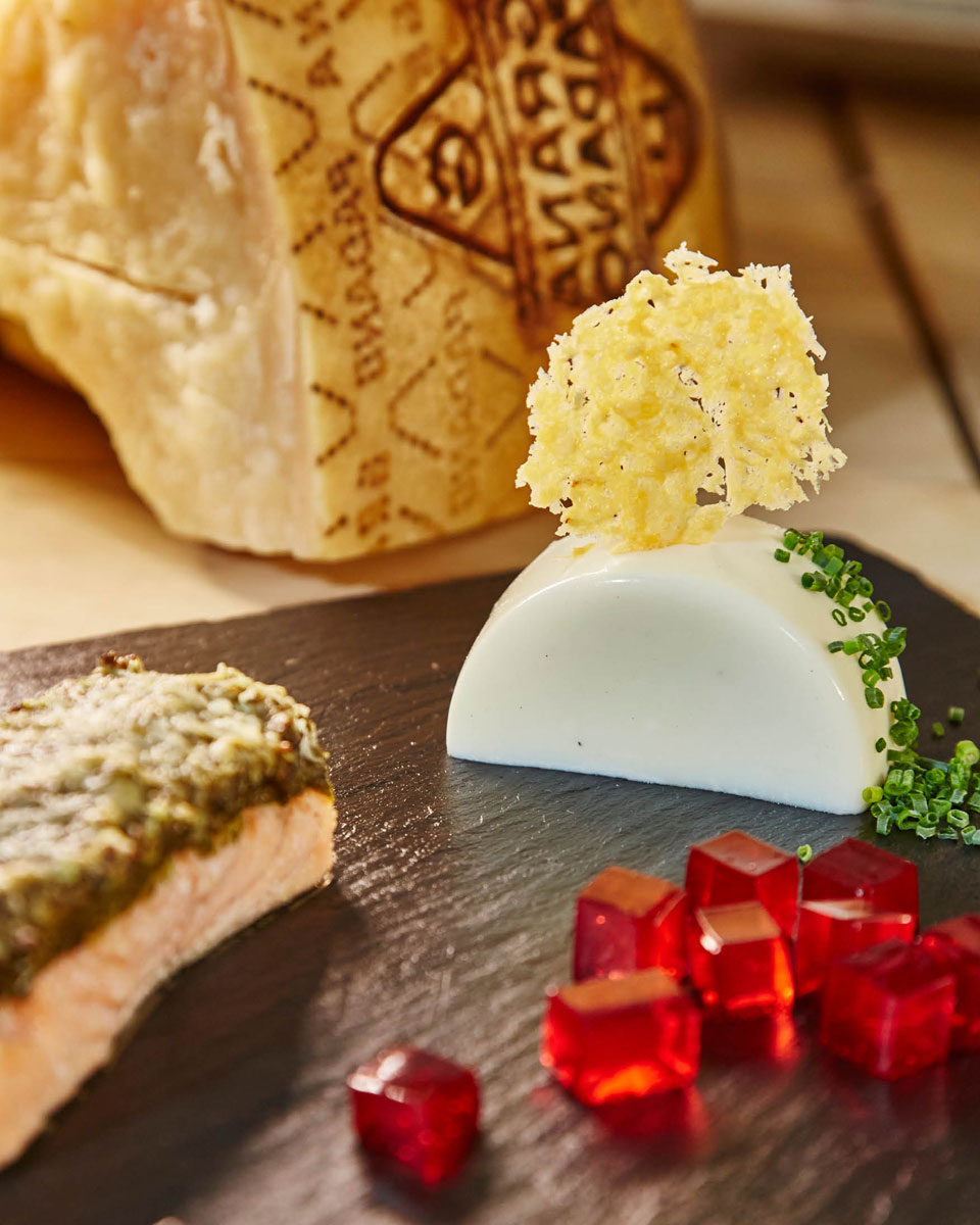 Grana Padano Panna Cotta mit Chips, Lachs, Olivenkruste und Rosé Gelee ...