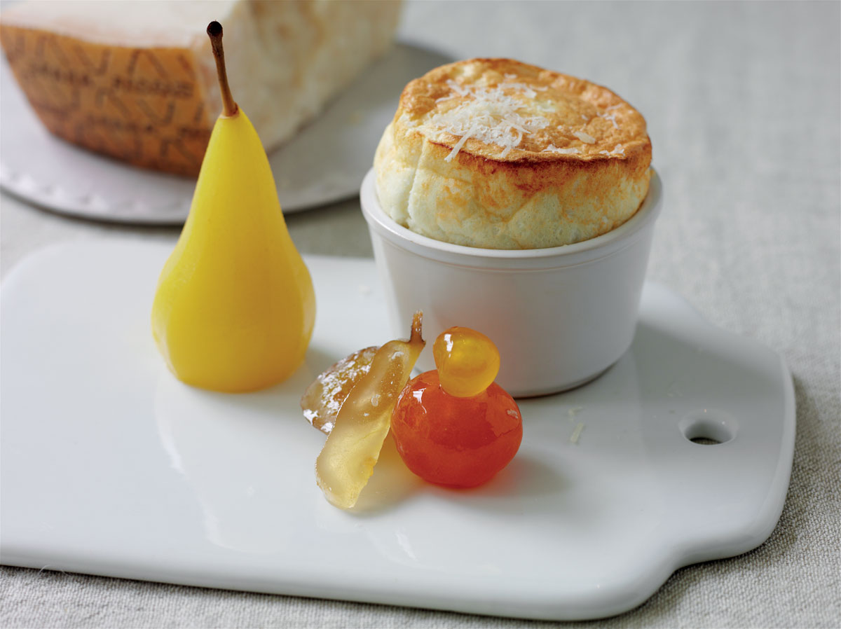Grana Padano Riserva Soufflé mit Senffrucht & pochierten Birnen