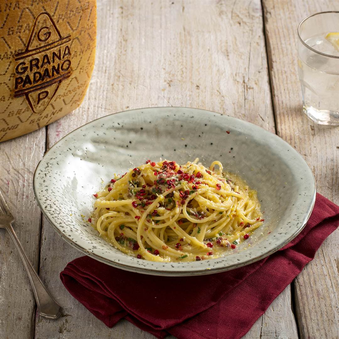 Spaghetti mit Grana Padano, pinken Pfefferkörnern und Amalfi-Zitrone