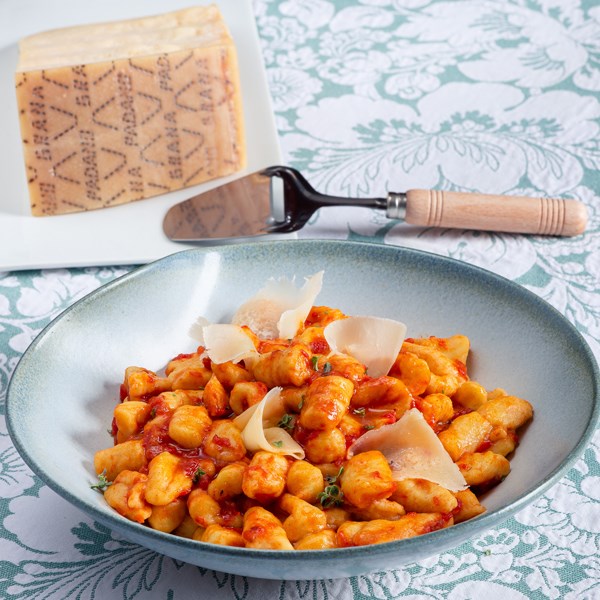 Gnocchi con ragù de carne y pétalos de Grana Padano