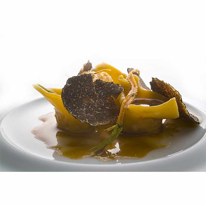 Cappelli di pasta farciti di maiale nero casertano alle spezie d'Oriente e fonduta di Grana Padano